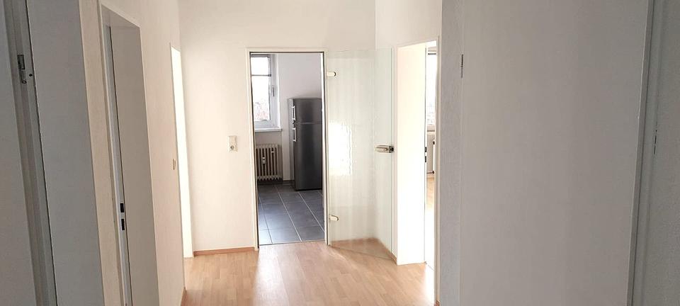 Renovierte 4-Zimmer-Wohnung mit Balkon & Aufzug – EBK, 6. OG, Fre 4 zimmer