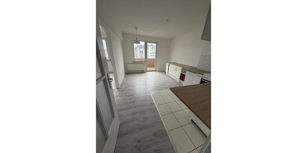 Helle 2 Zimmer Wohnung mit Balkon und Küche 2 zimmer