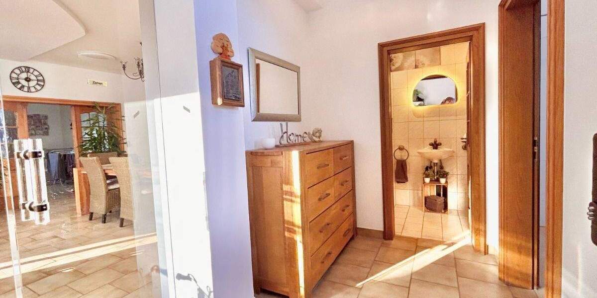 schönes, ruhiges und zentral gelegenes Einfamilienhaus mit zwei Garagen zu verkaufen 1 zimmer