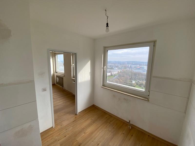 Alles neu !! 2 Zimmer-Wohnung mit viel Stellplatz, separater Küche und großem Balkon! Nur mit WBS! zimmer