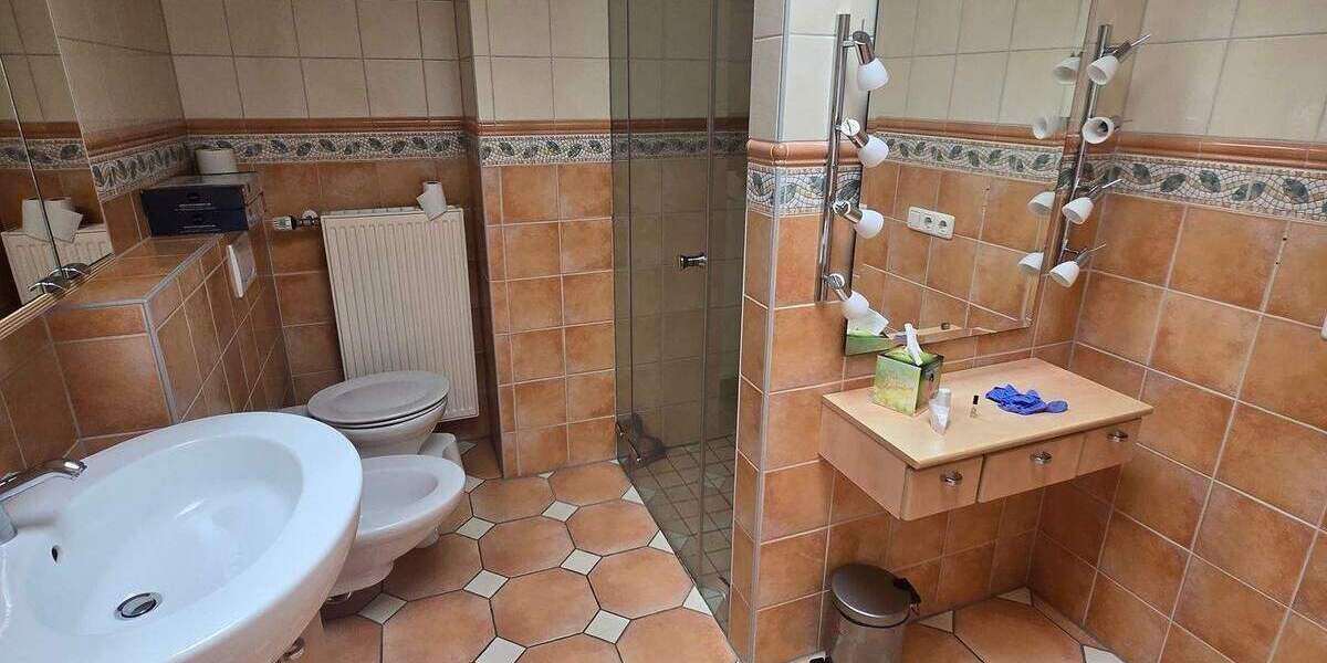 Wohn-Geschäftshaus bietet viele Gestaltungsmöglichkeiten! z.B. Praxis,- Büro,-Wohnräume; aufstockbar 8 zimmer