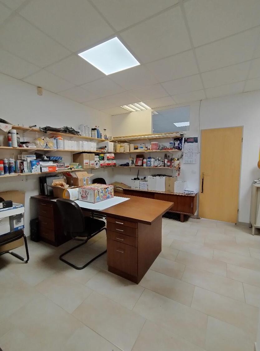 Ideal für Ihren Handwerksbetrieb Hallenfläche mit Büro und 3 Stellplätzen, verkehrsgünstige Lage zimmer