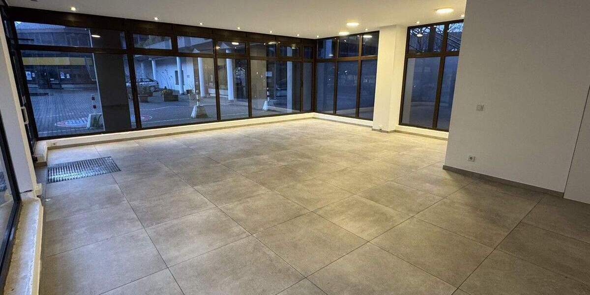 Ladenlokal in stark frequentierter Lage - Ausstellungs-Verkauf Praxis oder Büro zimmer