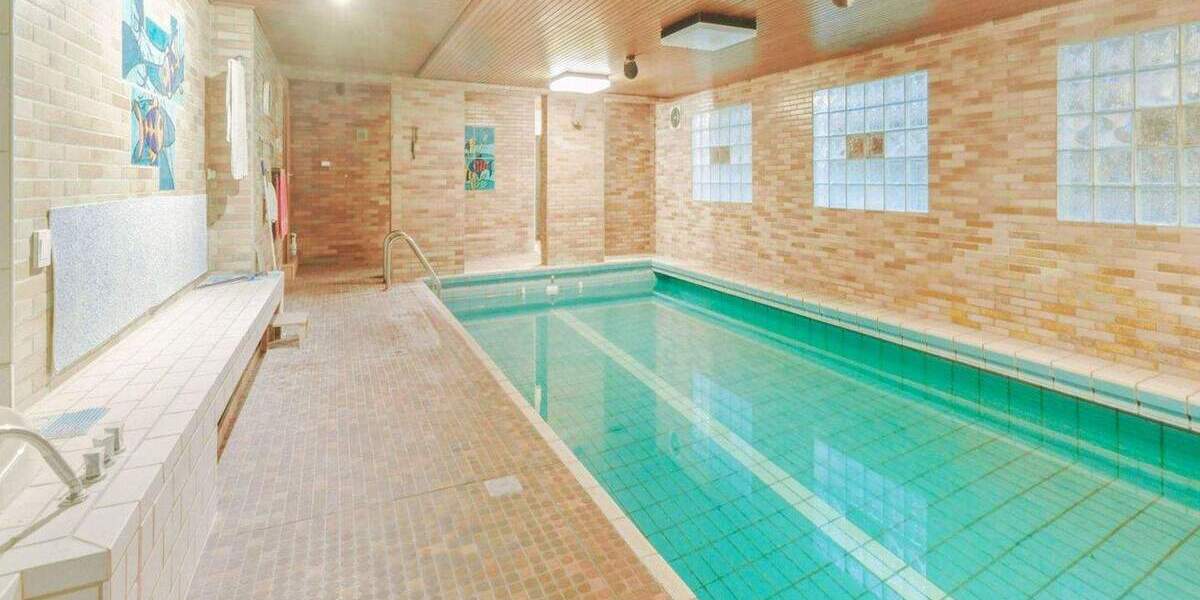 Wohnhaus mit Bürotrakt und Pool im Untergeschoss auf rund 118 m² Wohn- und rund 175 m² Bürofläche 7 zimmer