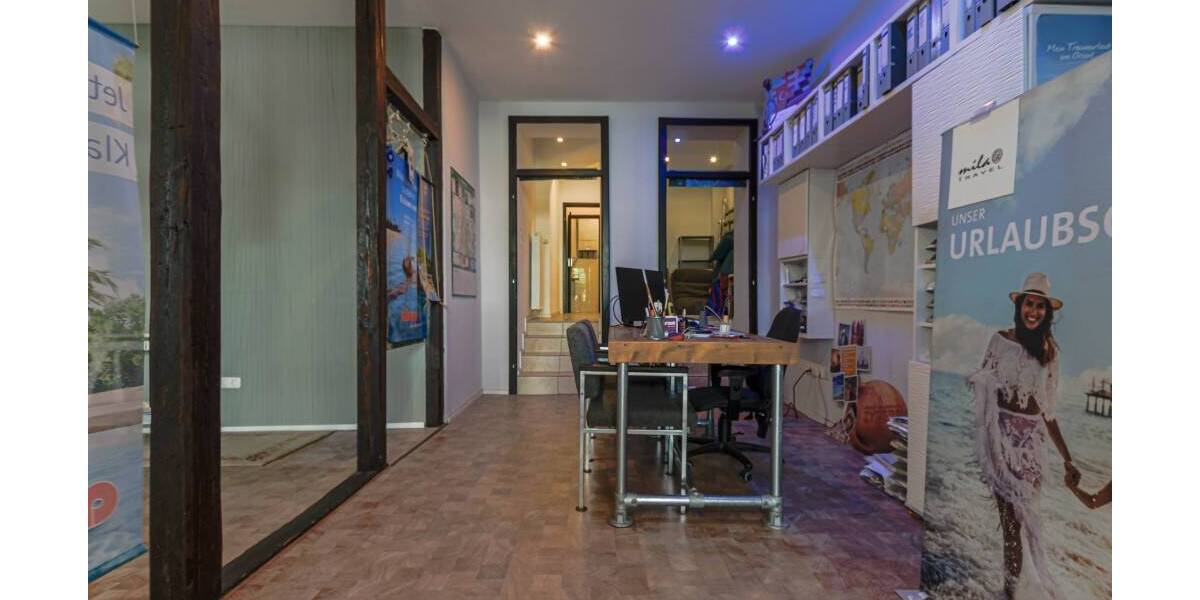 Ladenlokal in guter Lage von Leverkusen-Opladen * ca. 79,21 m² Gesamtfl. * ca. 59,38 m² Verkaufsfl. * 2 Schaufenster ... 2 zimmer