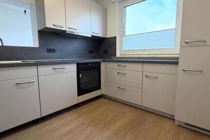 Drei Zimmer, LoggiaBalkon, Einbauküche, ruhige Lage, kernsaniert 3 zimmer