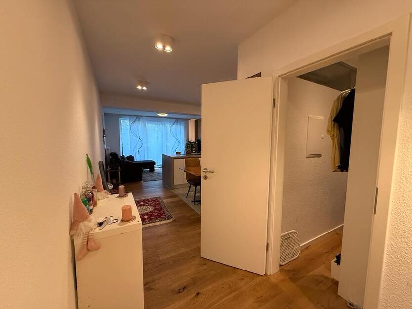 Moderne, vollmöblierte 2-Zimmer-Wohnung mit Garten in Köln zimmer