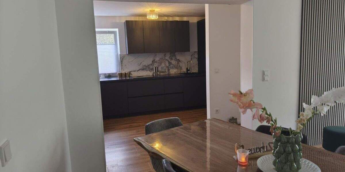 Lichtdurchflutete Wohnung mit Garage, Kamin und eigenem Garten im freistehendem Haus 3 zimmer