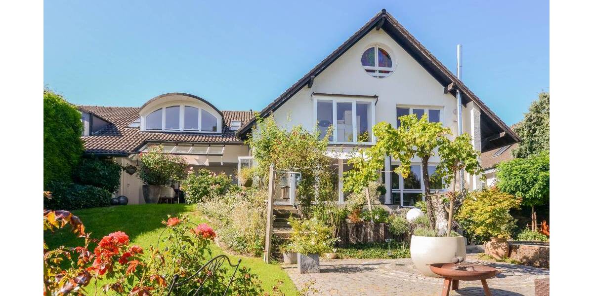 Exklusives Einfamilienhaus mit 2 Einliegerwohnungen* hochwertige Ausstattung * großzügige Raumaufteilung * Wellnessbe... 8 zimmer