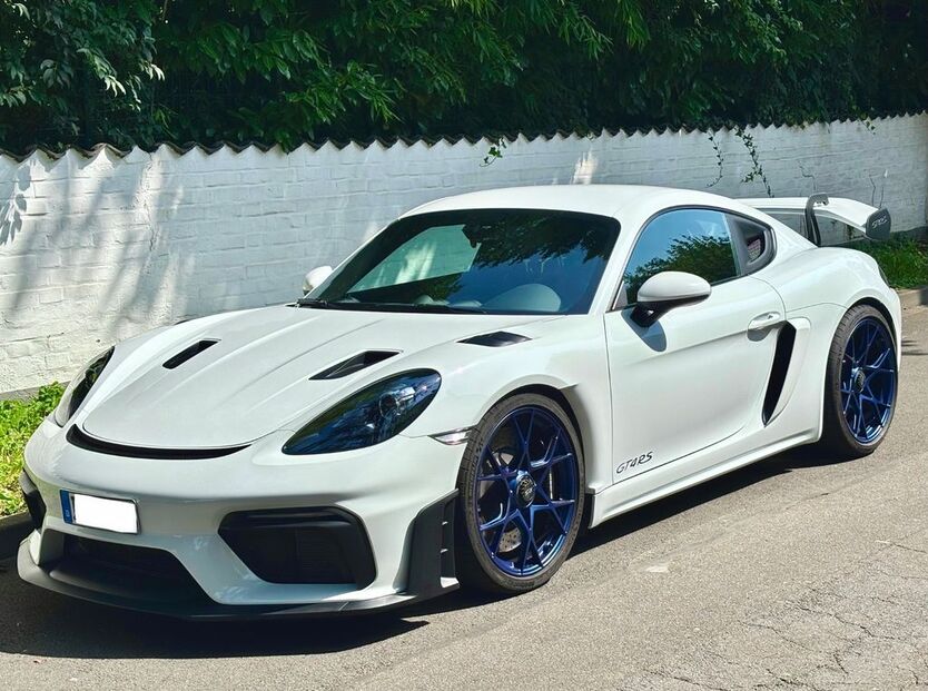 Porsche Cayman 11.800 km 143.000 € Düsseldorf 40235