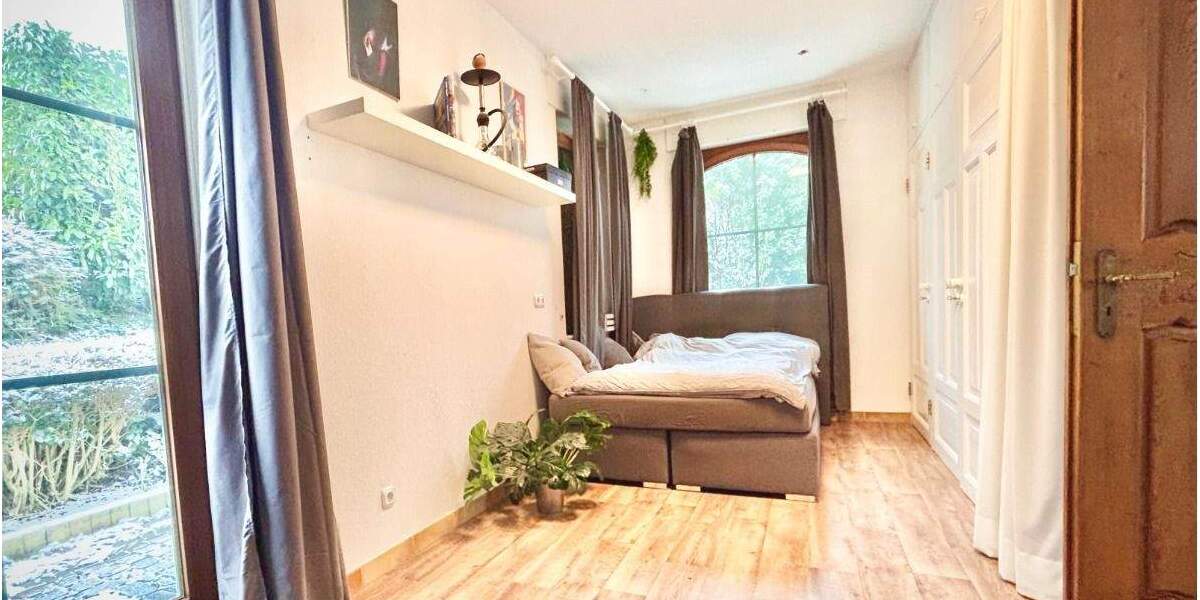 schönes, ruhiges und zentral gelegenes Einfamilienhaus mit zwei Garagen zu verkaufen 1 zimmer