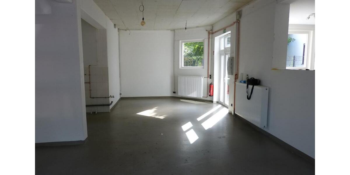 Gewerbehalle mit Büro, Garagen und Sozialräumen 120 qm zimmer