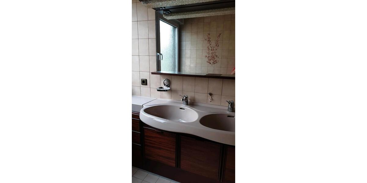 Teilmobilierte Dachgeschosswohning in ruhigem 3 Parteienhaus 1 zimmer