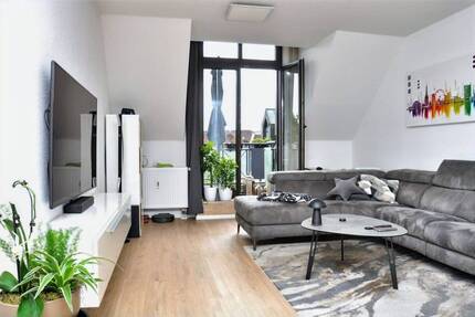 Im Herzen von Hilden: charmante DG-Wohnung, Aufzug, Balkon und TG-Platz 2 zimmer