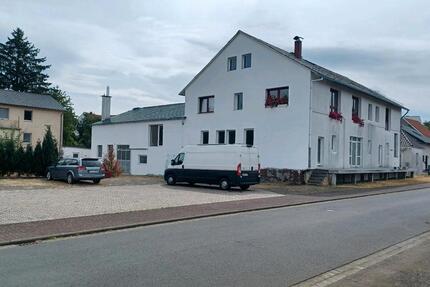 Mehrfamilienhaus mit Gewerbeflasche