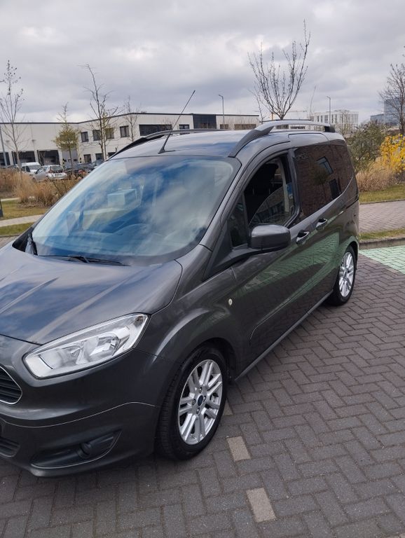 Ford Tourneo Courier 212.000 km 6.450 € Düsseldorf 40229