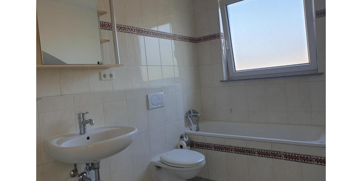 Schöne Dachgeschosswohnung mit Kamin und Terrasse 3 zimmer