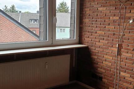 Teilmobilierte Dachgeschosswohning in ruhigem 3 Parteienhaus 1 zimmer