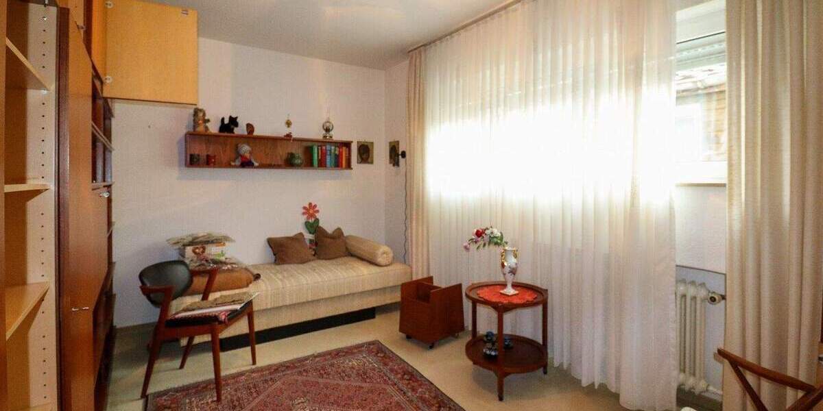 Einfamilienhaus mit großem Grundstück und zusätzlichem sanierungsbedürftigen Wohngebäude 5 zimmer