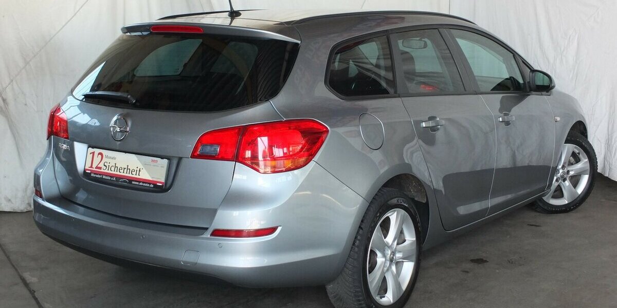 Opel Astra WM26:SPORTS TOURER EDITION PARKPILOT KLIMAAN 133.025 km 5.908 &euro; Köln 50858