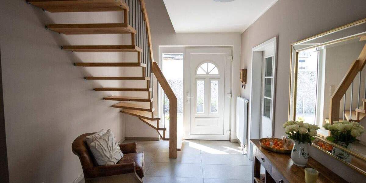 Neuwertiges, freistehendes Einfamilienhaus mit Pool und tollem Garten in zentraler Lage 4 zimmer