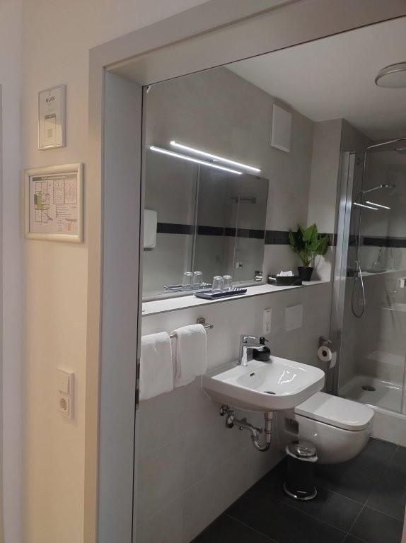 Verkauf eines kleinen Hotel garni in Köln voll genehmigter Beherbergungsbetrieb mit 8 Betten 4 Zimmern, studentisches Wohnen denkbar zimmer