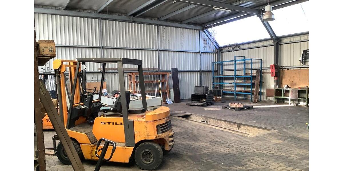 225qm Lagerhalle Blechhalle mit ca. 900qm Freifläche zimmer