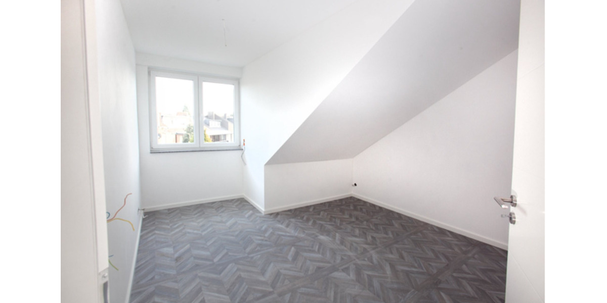 Neuwertige 3 Zimmer DG-Wohnung inkl. Einbauküche in GV-Südstadt 3 zimmer