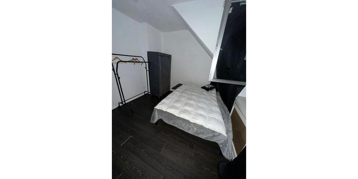 1 wg Zimmer KEIN JOB CENTER . 1 zimmer