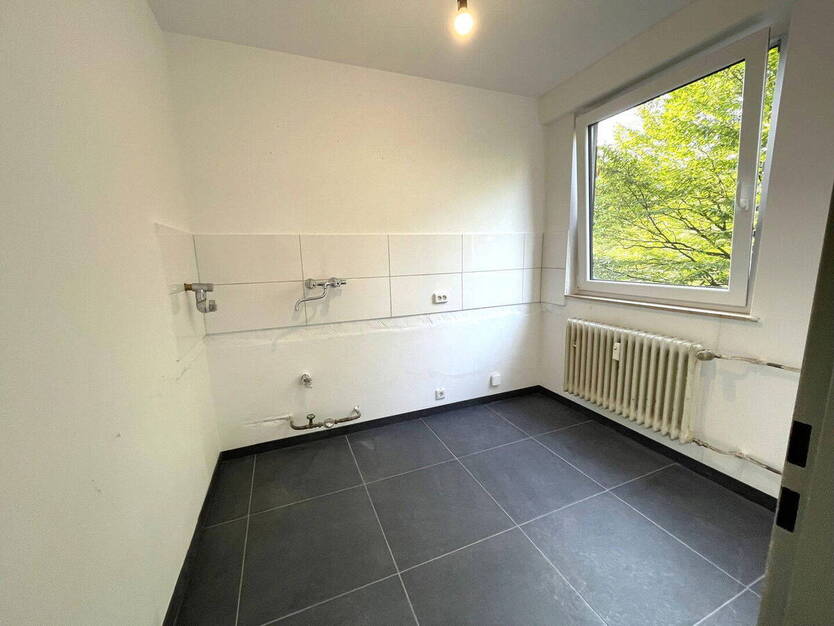 **Helle & frisch renovierte 2,5-Zimmer-Wohnung - mit Balkon & Aufzug** 2 zimmer