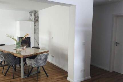 Lichtdurchflutete Wohnung mit Garage, Kamin und eigenem Garten im freistehendem Haus 3 zimmer