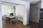 Lichtdurchflutete Wohnung mit Garage, Kamin und eigenem Garten im freistehendem Haus 3 zimmer