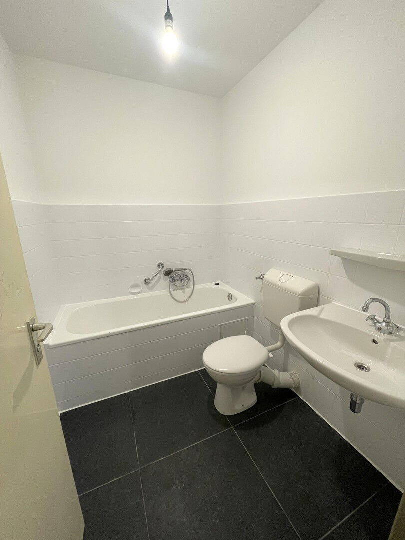 **Helle & frisch renovierte 2,5-Zimmer-Wohnung - mit Balkon & Aufzug** 2 zimmer