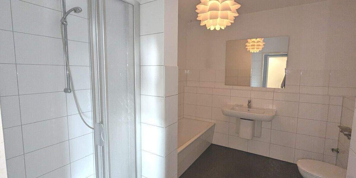 Dornröschen sucht Prinzen: Große Wohnung im EG mit Kamin, Garten und Tiefgarage 3 zimmer