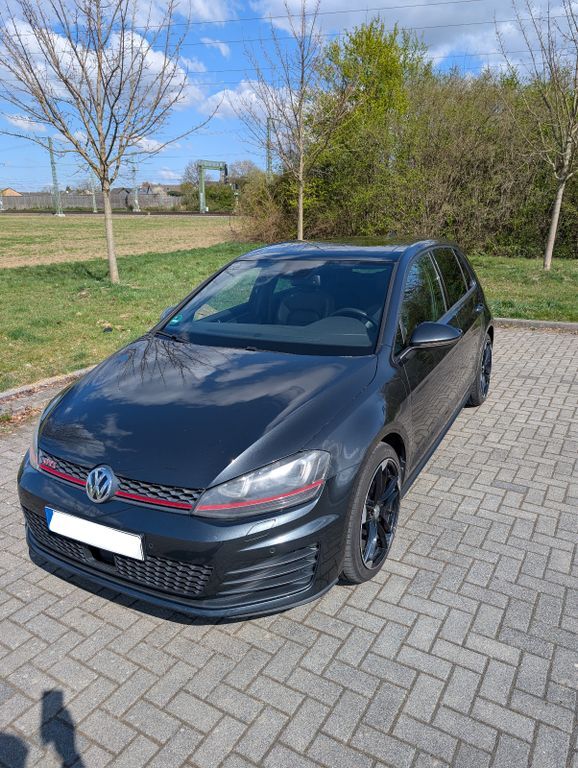VW Golf 137.000 km 14.990 € Solingen 42651