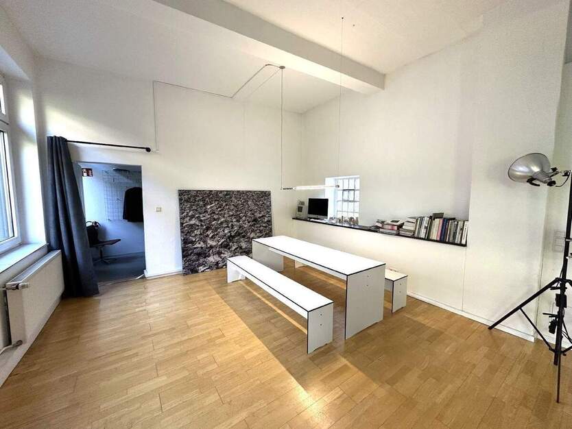 Düsseldorf-Friedrichstadt! Helles, großräumiges Büro mit PKW-Stellplatz! 1 zimmer