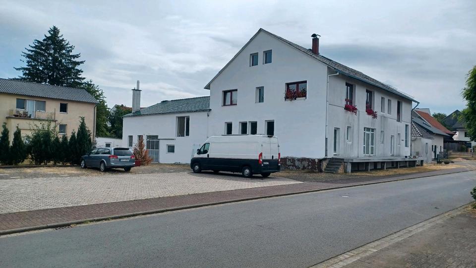 Mehrfamilienhaus mit Gewerbeflasche