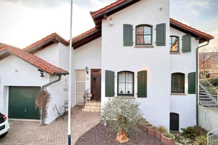 schönes, ruhiges und zentral gelegenes Einfamilienhaus mit zwei Garagen zu verkaufen 1 zimmer