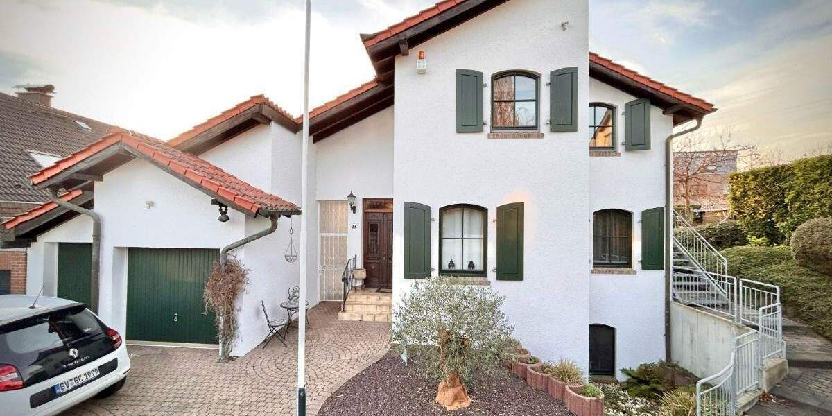 schönes, ruhiges und zentral gelegenes Einfamilienhaus mit zwei Garagen zu verkaufen 1 zimmer