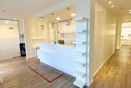 Moderne und großzügige Praxisräumlichkeiten auf zwei Etagen 9 zimmer