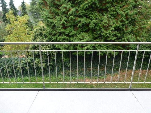 EXKLUSIV KOMPLETT MÖBLIERT EINBAUKÜCHE SANIERTES BAD GROßER BALKON LAMINAT 1. ETAGE WERSTENUNINÄHE 2 zimmer