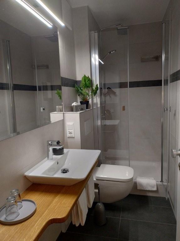 Verkauf eines kleinen Hotel garni in Köln voll genehmigter Beherbergungsbetrieb mit 8 Betten 4 Zimmern, studentisches Wohnen denkbar zimmer