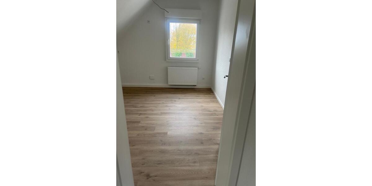 Dachgeschoßwohnung Solingen Central - 4 Zimmer, 80 m&sup2;, 750&euro; | Angebot:26135864