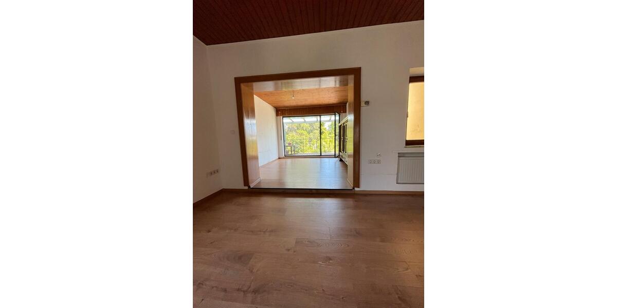 Etagenwohnung Langenfeld (Rheinland) - 9 Zimmer, 212 m&sup2;, 3.500&euro; | Angebot:26385101