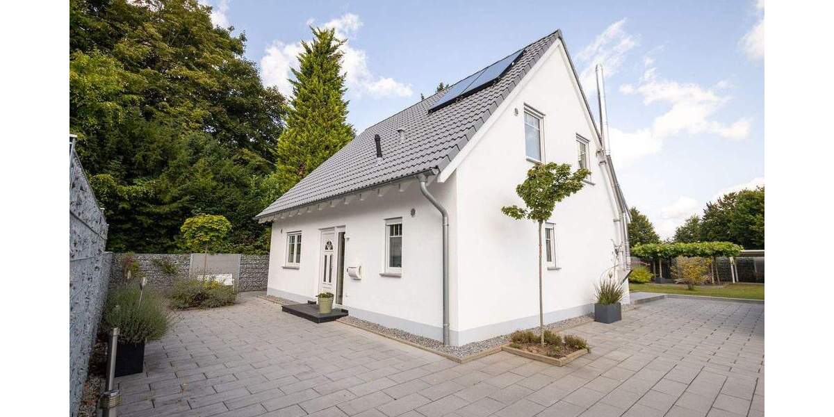 Neuwertiges, freistehendes Einfamilienhaus mit Pool und tollem Garten in zentraler Lage 4 zimmer