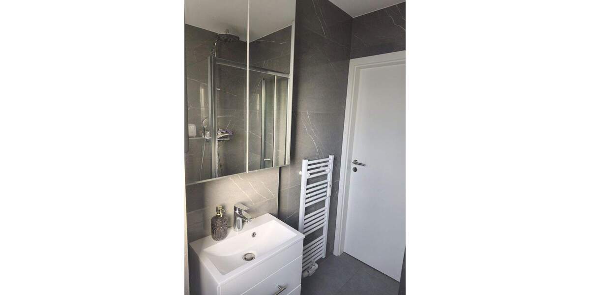 Lichtdurchflutete Wohnung mit Garage, Kamin und eigenem Garten im freistehendem Haus 3 zimmer