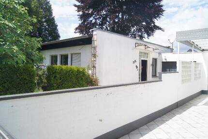 Schöner Bungalow im Dornröschenschlaf! 4 Zi, 100m² WF, GST 525m²,Garage und Keller in Niederkassel 4 zimmer