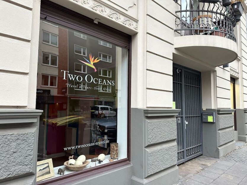 Zwei separate Ladenlokale zum Preis von einem !! in Köln-Neustadt-Süd. Ideal für Coworking, Start-ups oder Agenturen. Ab 01.01.2026 frei, aktuell als Shared Office mit Reisebüro genutzt. zimmer