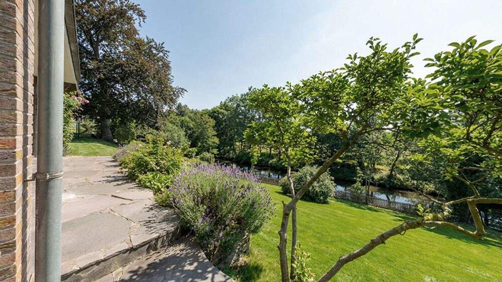 großzügiges, freistehendes Einfamilienhaus mit schönem Garten und Erftblick 6 zimmer