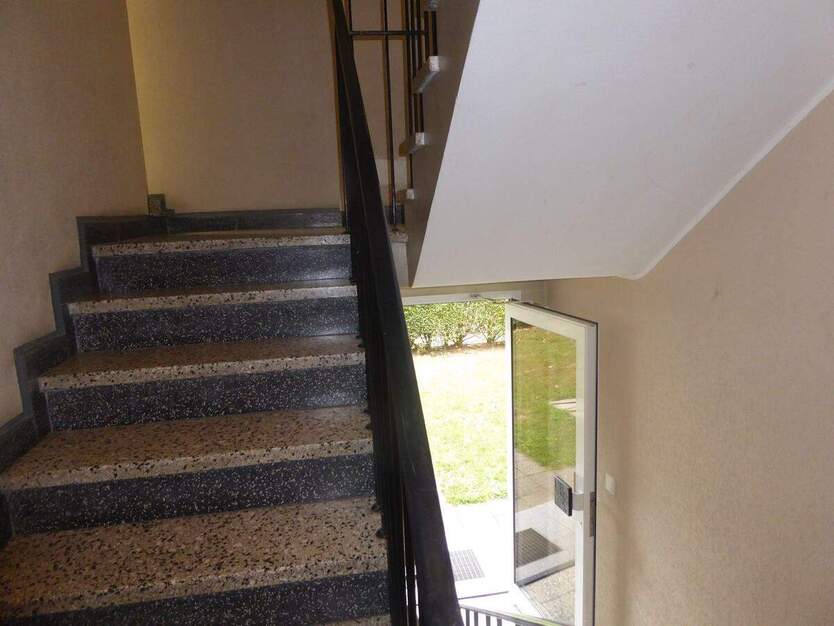 EXKLUSIV KOMPLETT MÖBLIERT EINBAUKÜCHE SANIERTES BAD GROßER BALKON LAMINAT 1. ETAGE WERSTENUNINÄHE 2 zimmer